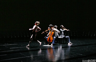 Dialogue entre un quatuor à cordes et quatre danseurs - Amandine Beyer & Boris Charmatz